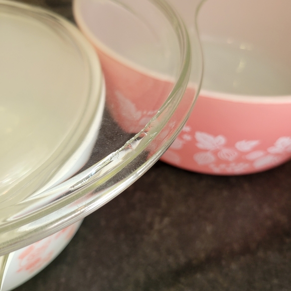 Pyrex GOOSEBERRY Set Of Two Casserole Dishes With Lids Pink and White - Picture 4 of 6
